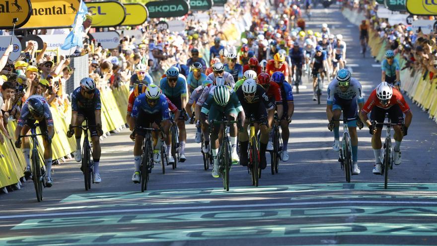 Groenewegen supera a Philipsen y Girmay.