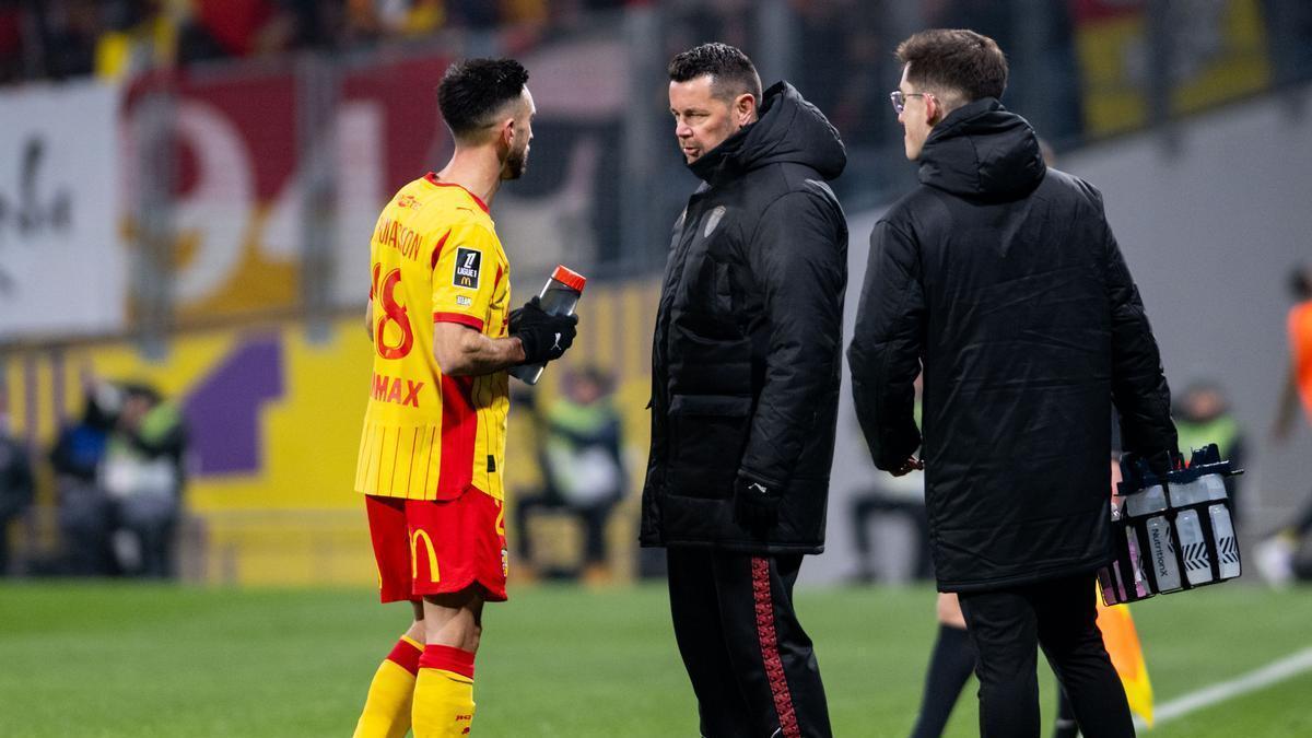 Pierre Sage, técnico del Lens, charla con Adrien Thomasson durante un partido.