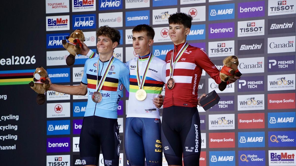 Noval luce el arcoíris en el podio que compartió con el ciclista belga y el danés.
