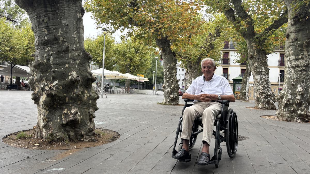 Xabier Txapartegi Larrañaga, que hoy recibirá el Txapelaundi Saria, en la plaza Urdanibia.
