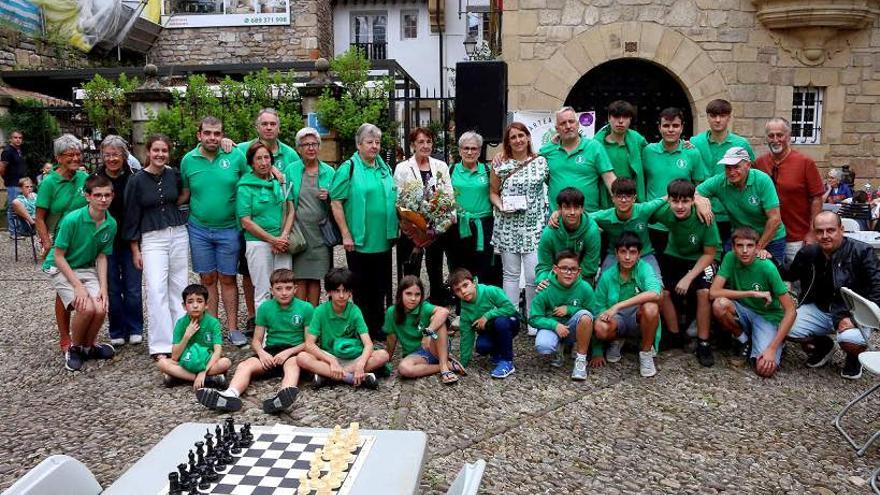 Integrantes de Marlaxka junto a Miren Olaizola, esposa de Jesusmari, y a su hija Ione.