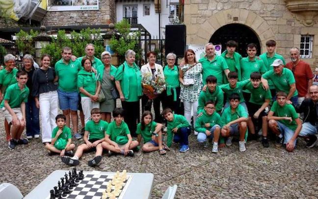 Integrantes de Marlaxka junto a Miren Olaizola, esposa de Jesusmari, y a su hija Ione.