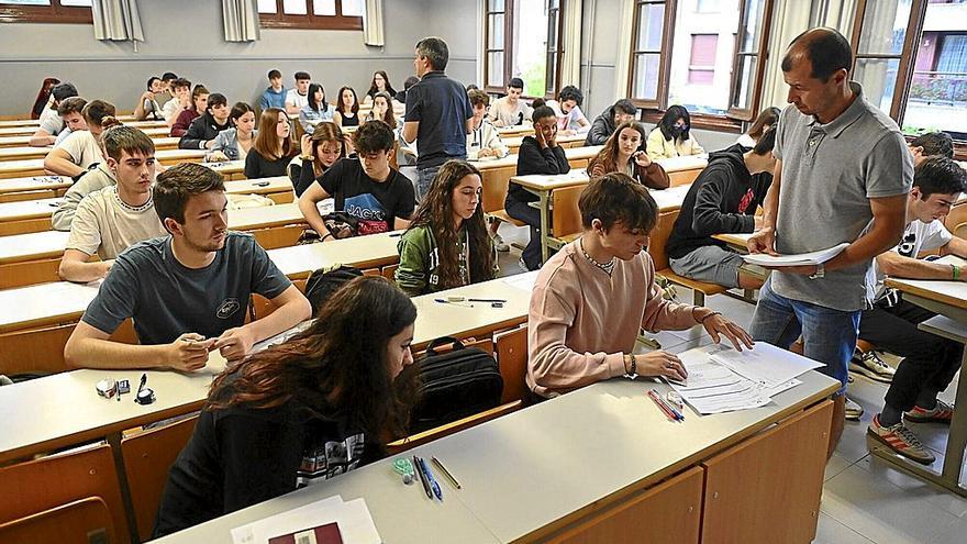 El gasto en educación difiere mucho entre comunidades. En la imagen, estudiantes de Bachillerato haciendo un examen. | FOTO: OSKAR GONZÁLEZ