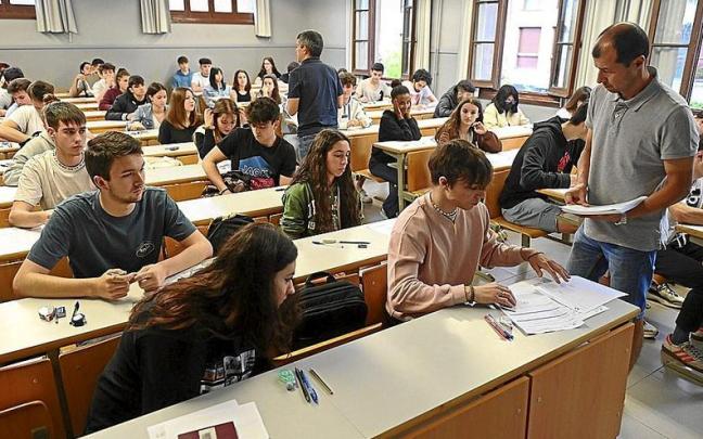 El gasto en educación difiere mucho entre comunidades. En la imagen, estudiantes de Bachillerato haciendo un examen. | FOTO: OSKAR GONZÁLEZ