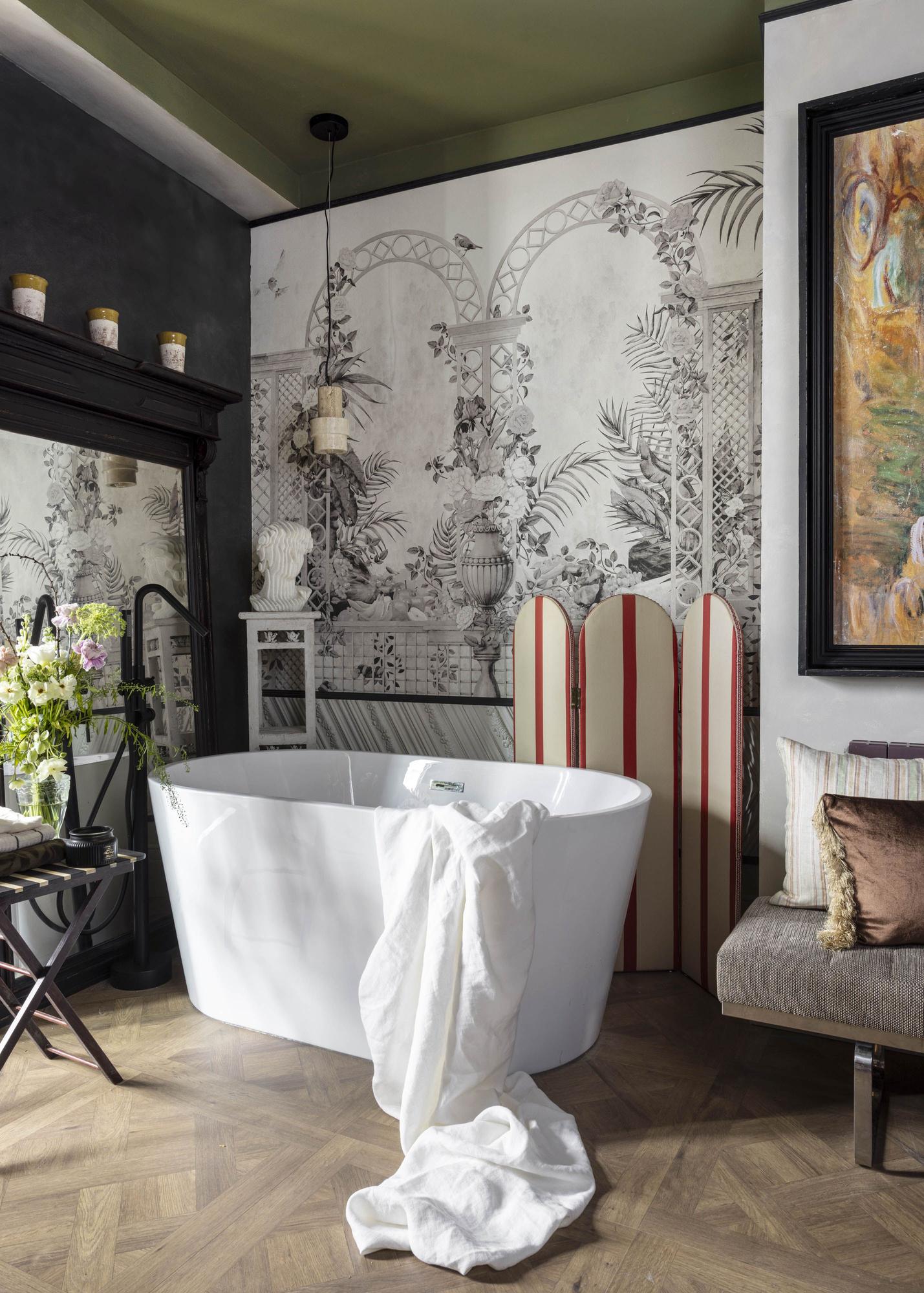 La bañera exenta se lleva el protagonismo en esta estancia destinada al relax.