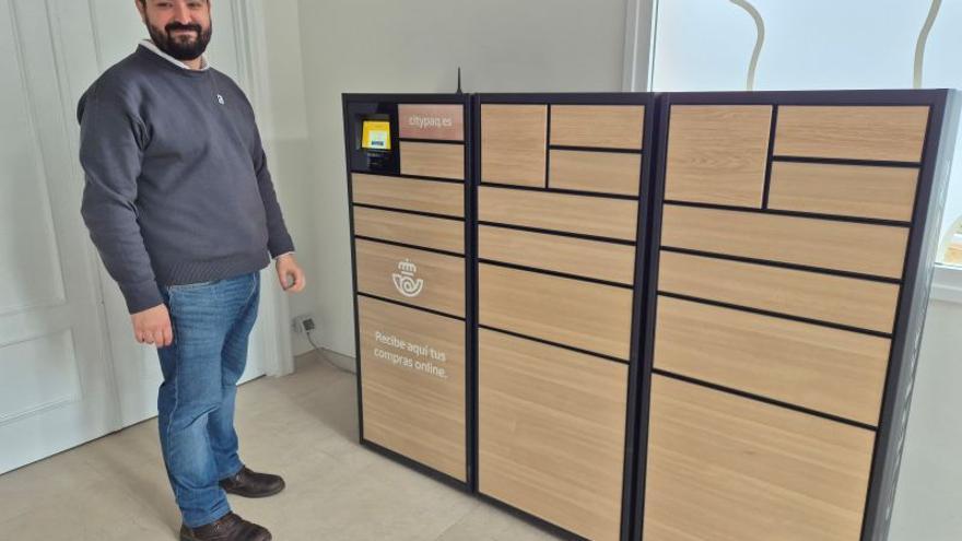 El alcalde de Legazpi, Eric Gálvez, junto a uno de los armarios.