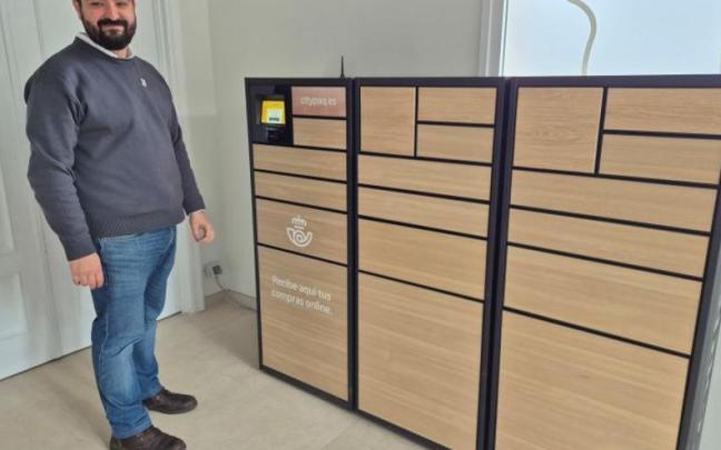 El alcalde de Legazpi, Eric Gálvez, junto a uno de los armarios.