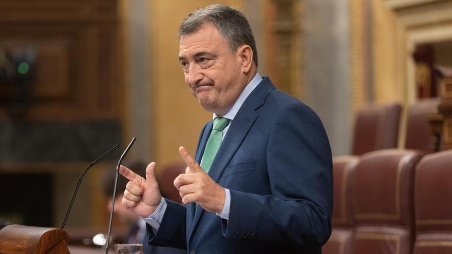 Esteban tras la presentación del plan de regeneración democrática en el Congreso.