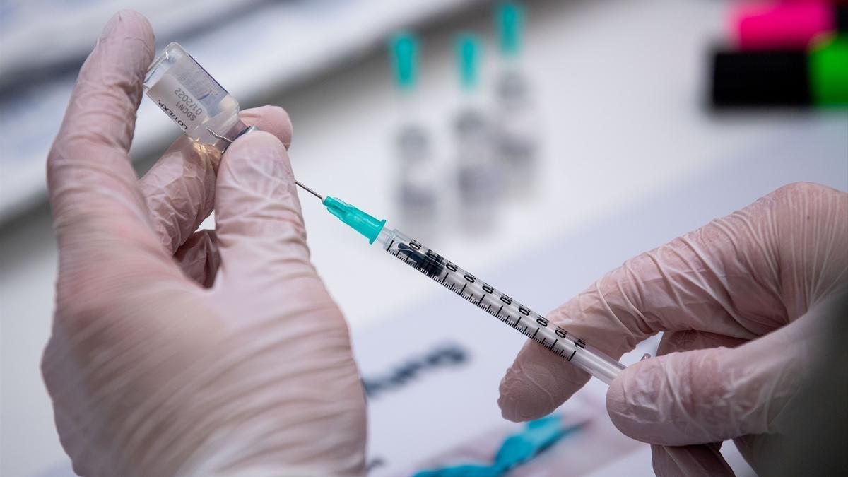 Un profesional sanitario prepara una dosis de la vacuna contra el covid-19.