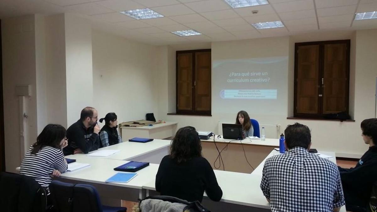 Participantes en una sesion formativa del programa Hazilan+, dirigido a potenciar la empleabilidad de personas con estudios medios y superiores.