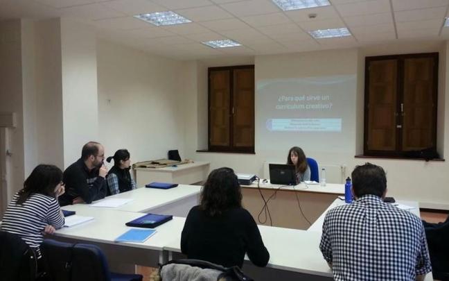 Participantes en una sesion formativa del programa Hazilan+, dirigido a potenciar la empleabilidad de personas con estudios medios y superiores.