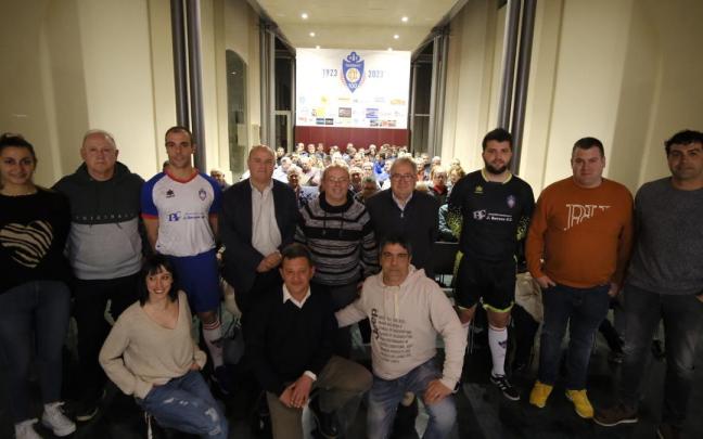 La directiva del club, corporación municipal e invitados.