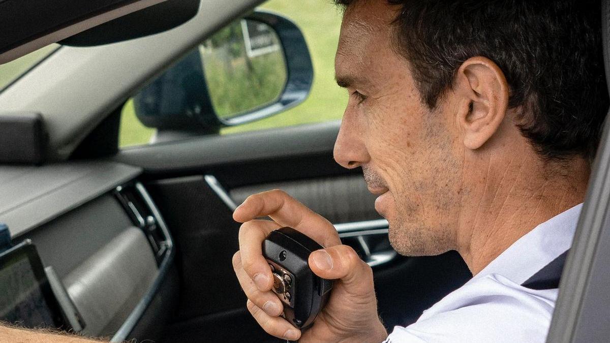 Xabier Muriel, en el coche del Movistar.