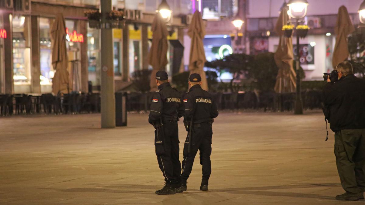 Policías serbios patrullando en Belgrado, donde ha ocurrido el ataque.