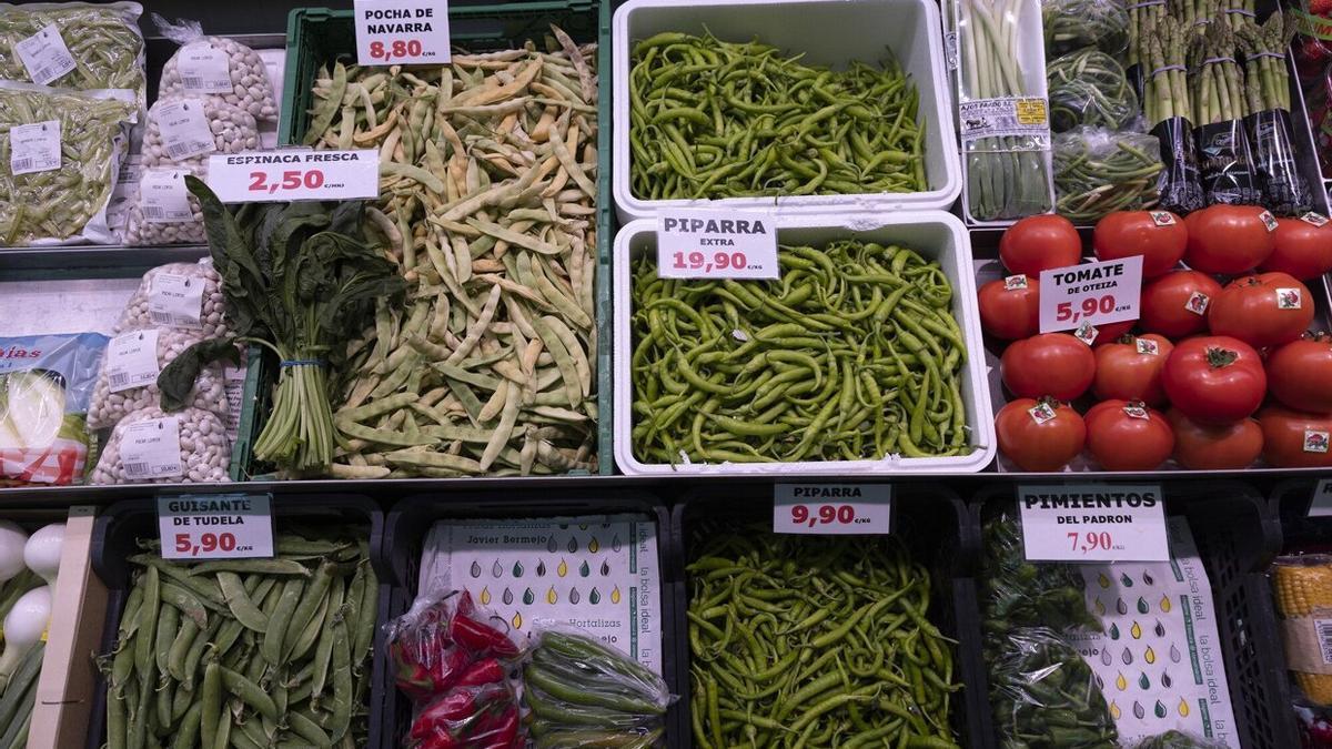 Frutas y verduras frescas en un mercado.