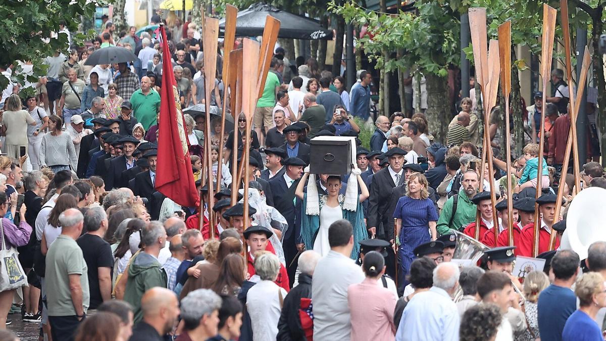 La calle San Pedro repleta de gente al paso de la comitiva, con Olaia Goikoetxea como principal protagonista