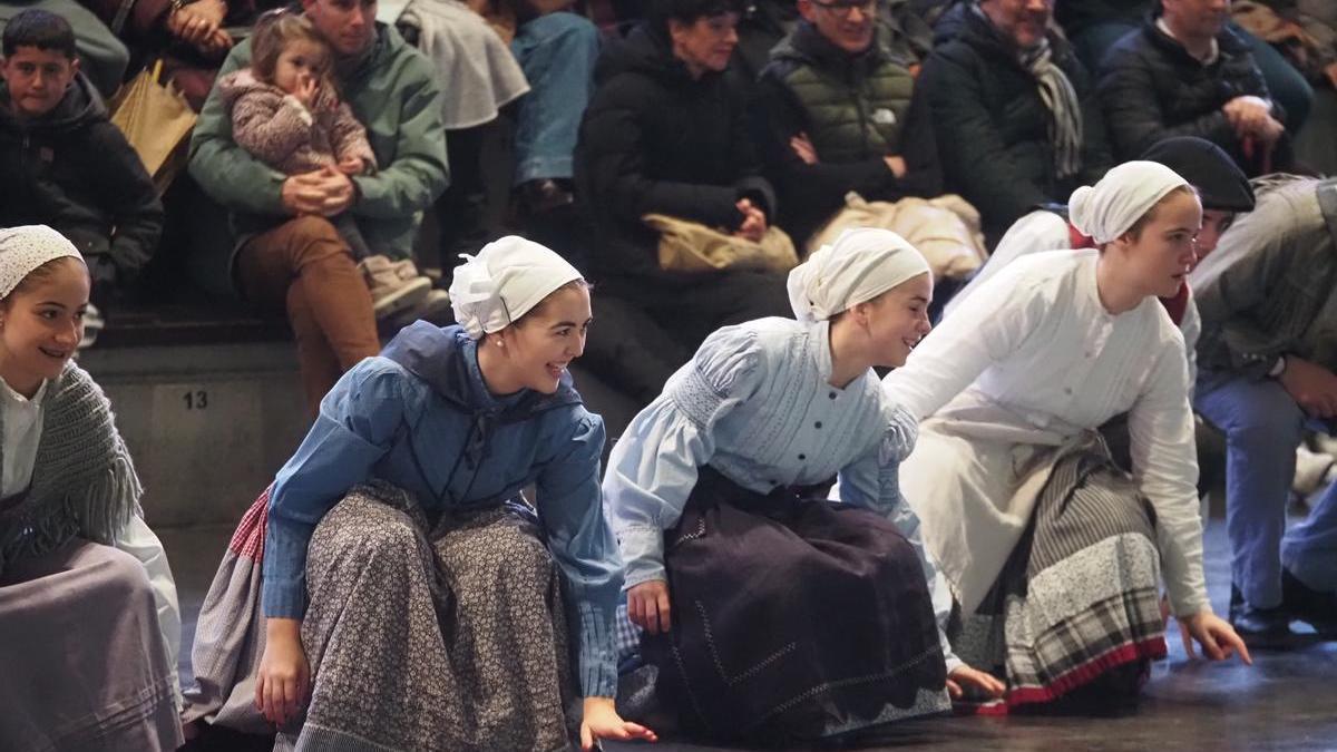 La exhibición de danzas vascas tuvo que buscar la protección del frontón Aldats debido al mal tiempo.