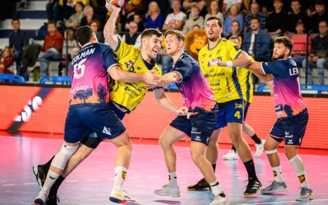 Un lance del anterior partido entre el Saint Raphael y el Bidasoa. BIDASOA