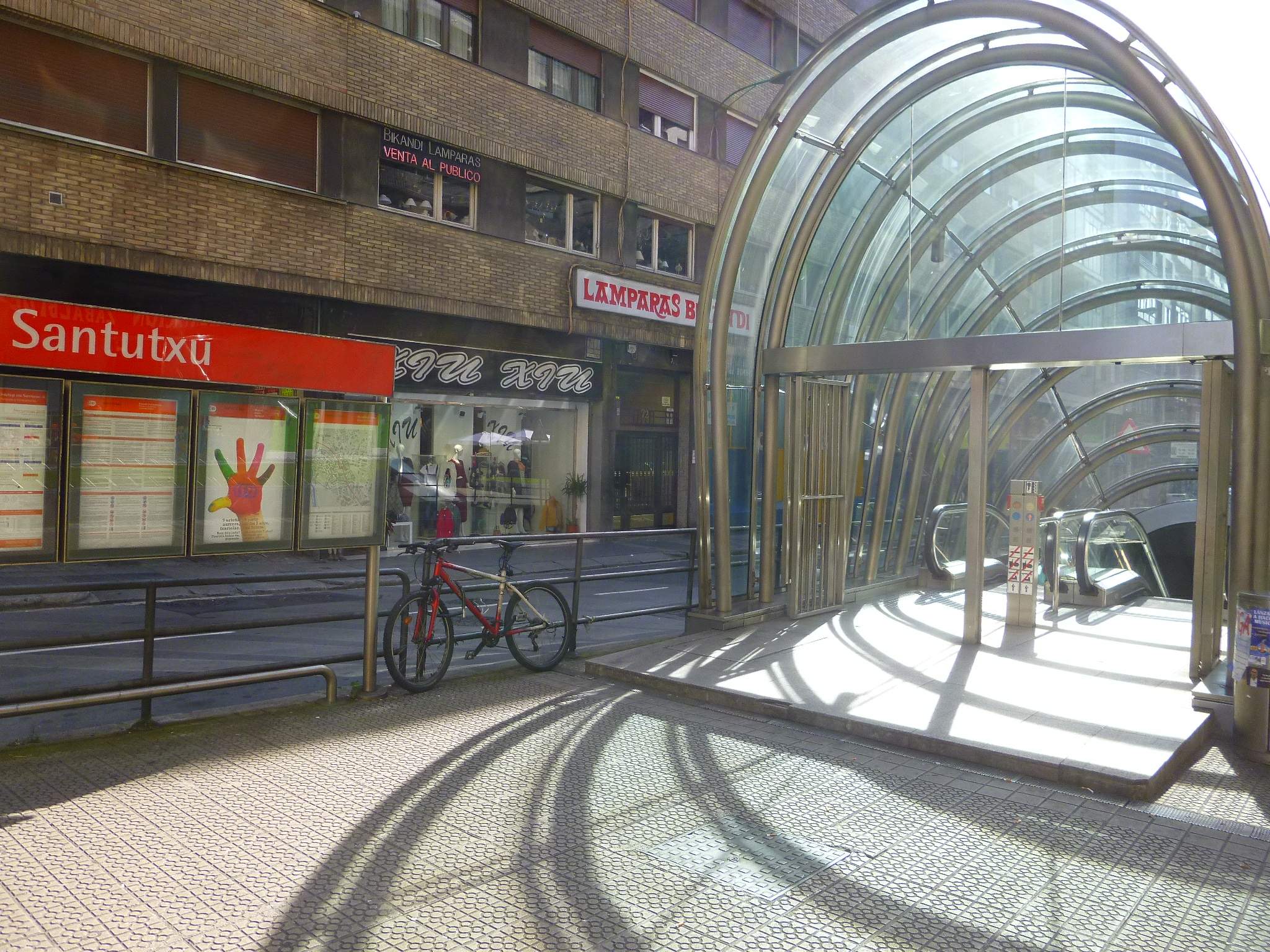 Imagen de archivo de la salida de la estación de Metro Bilbao en Santutxu.