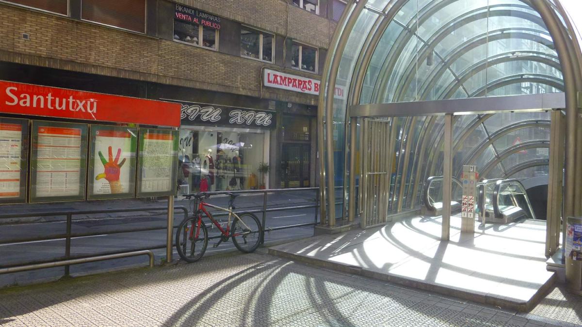 Imagen de archivo de la salida de la estación de Metro Bilbao en Santutxu.