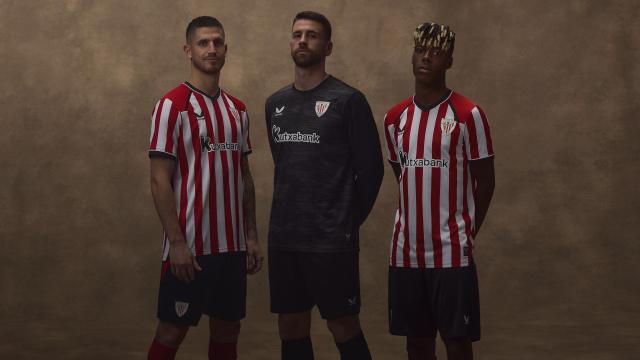Oihan Sancet, Unai Simón y Nico Williams posan con la nueva camiseta / Athletic Club