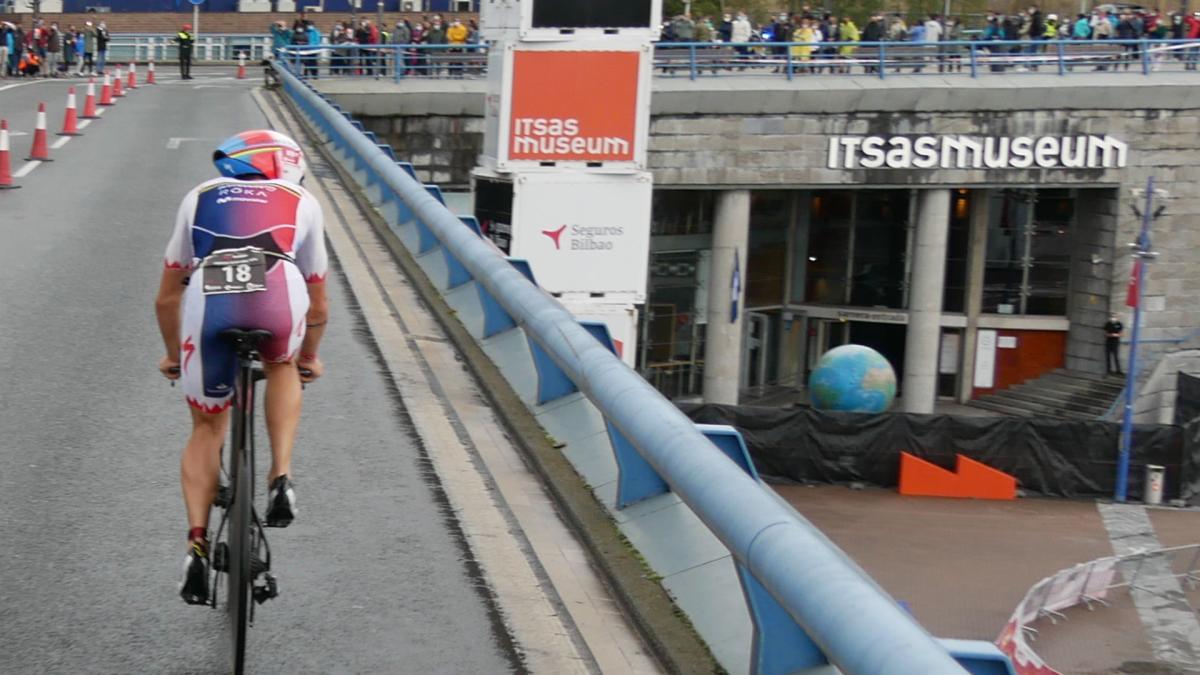 Un ciclista durante la Triatlón de Bilbao. BILBAO.EUS