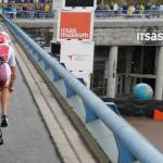 Un ciclista durante la Triatlón de Bilbao. BILBAO.EUS