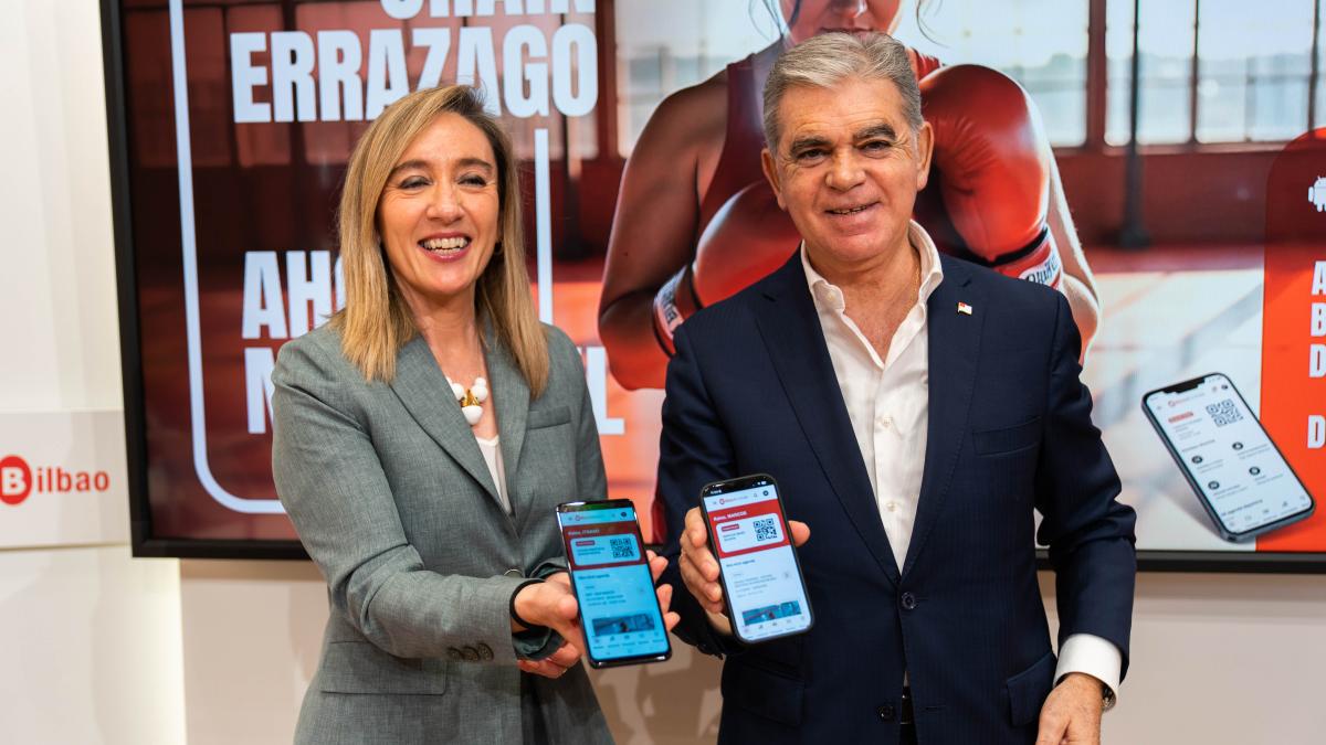 a Concejala de Juventud y Deporte del Ayuntamiento de Bilbao, Itxaso Erroteta, acompañada del Director general de Bilbao Kirolak, Marcos Muro, han presentado esta mañana en rueda de prensa la APP de Bilbao Kirolak.