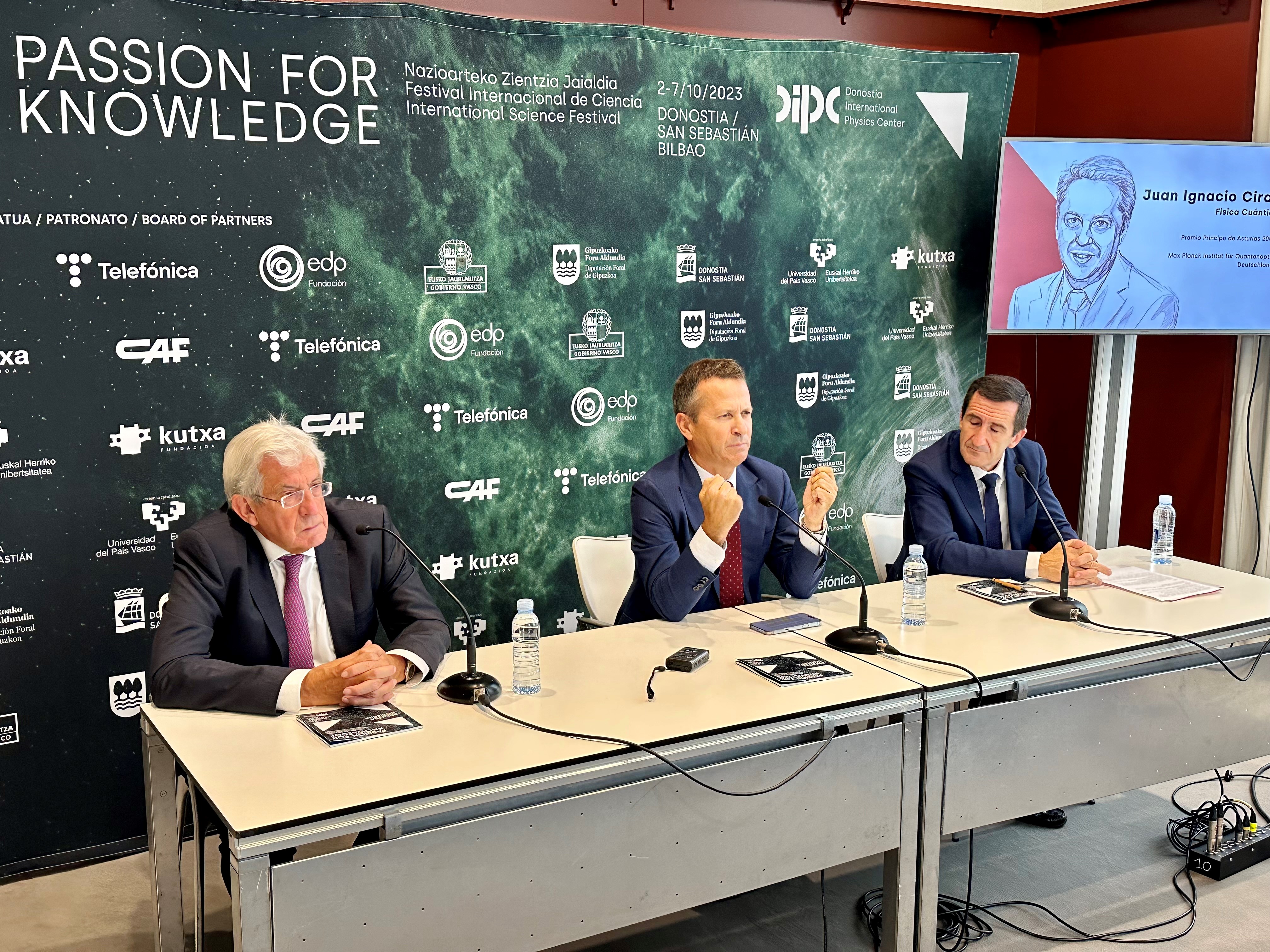 Etxenike, Bildarratz y Díez Muiño en la presentación, esta mañana, del 'Passion for Knowledge'