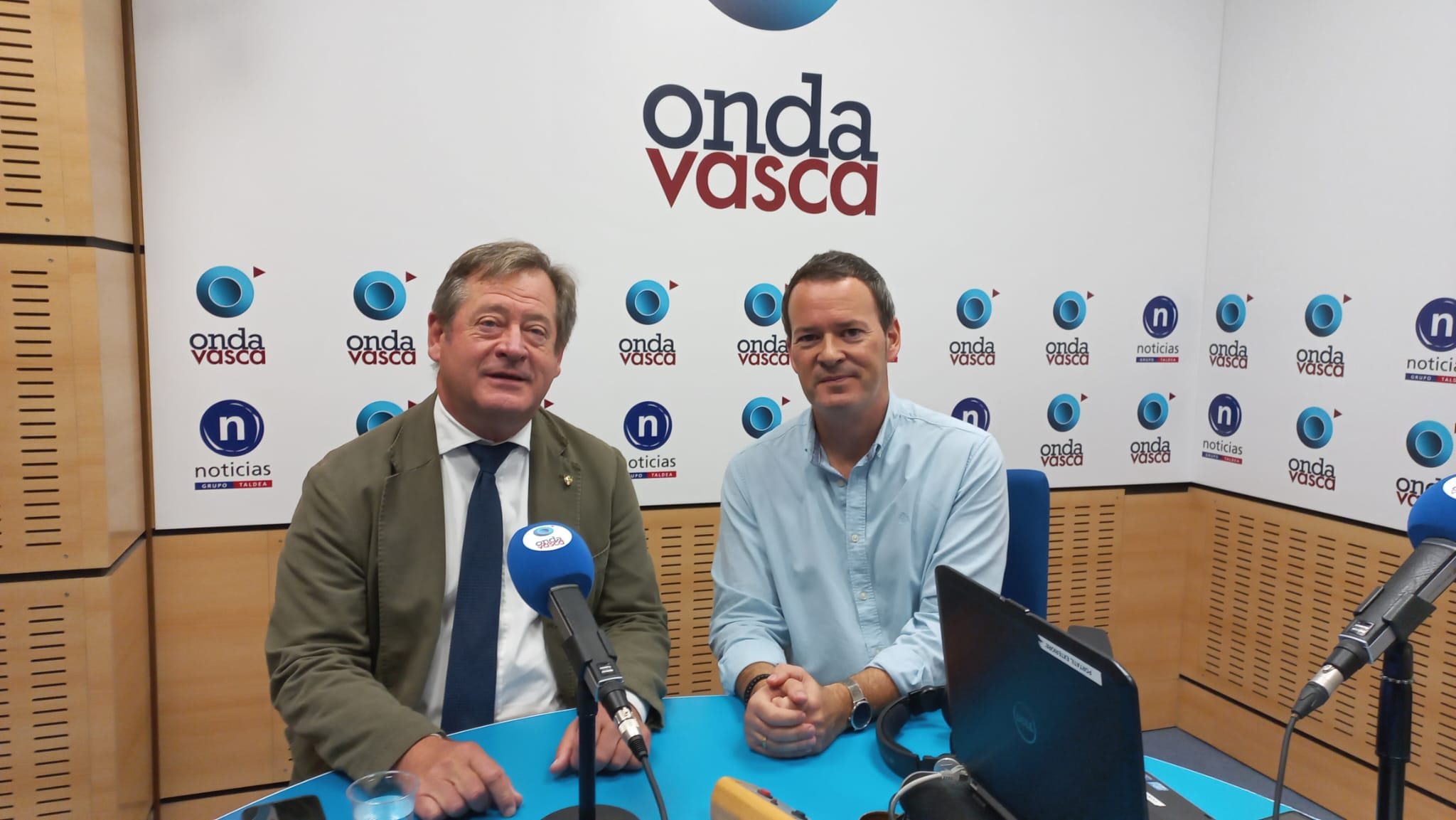 Bingen Zupiria con Txema Gutiérrez en los estudios de ONDA VASCA