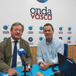Bingen Zupiria con Txema Gutiérrez en los estudios de ONDA VASCA