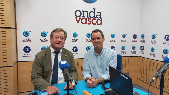 Bingen Zupiria con Txema Gutiérrez en los estudios de ONDA VASCA Bingen Zupiria con Txema Gutiérrez en los estudios de ONDA VASCA