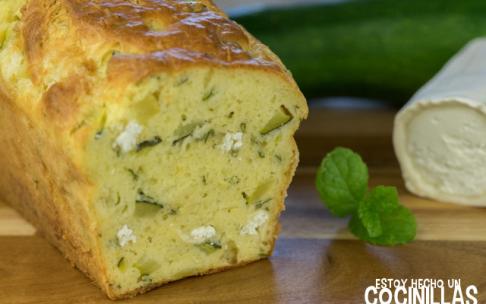 Bizcocho salado de calabacín queso de cabra y menta