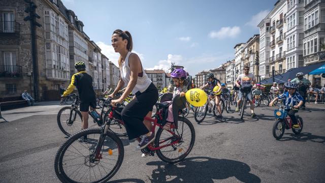 Cientos de personas participan en la jornada BiziTour en Gasteiz. Foto: Ayuntamiento de Gasteiz