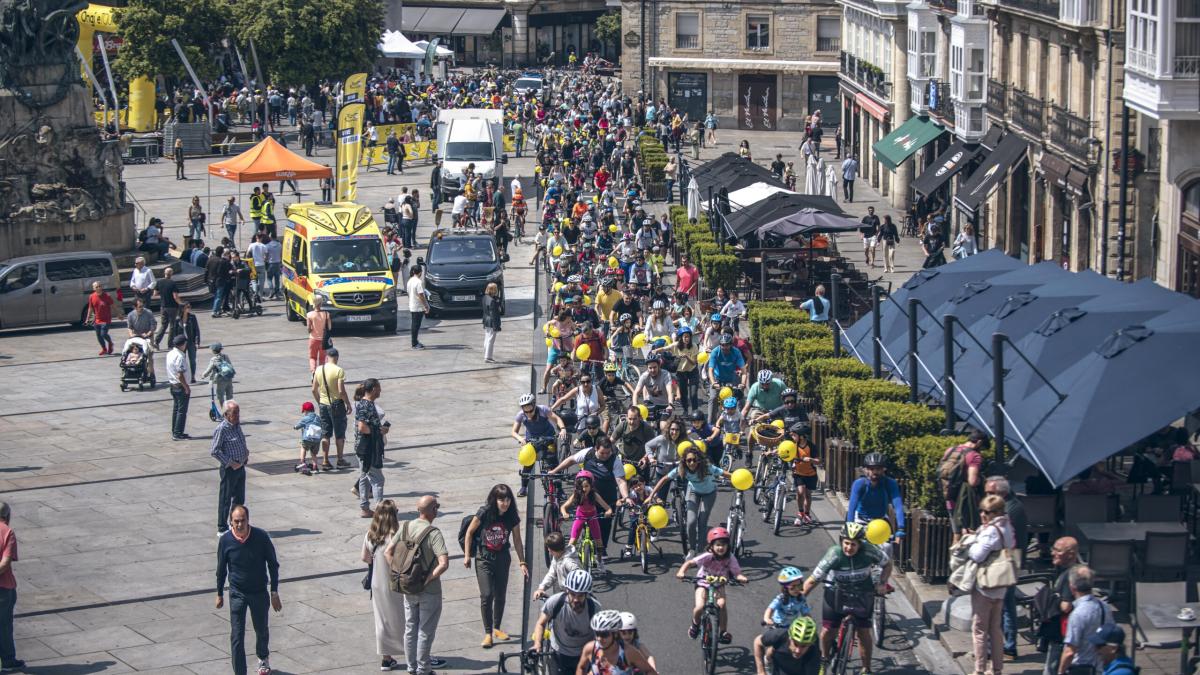 Cientos de personas participan en la jornada BiziTour en Gasteiz. Foto: Ayuntamiento de Gasteiz