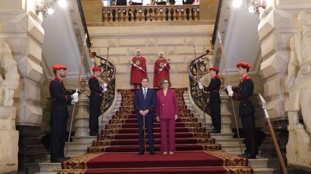 El lehendakari, Imanol Pradales, junto a Elixabete Etxanobe, diputada general de Bizkaia, minutos antes del inicio de la recepción de San Inazio en el Palacio Foral. Borja Guerrero