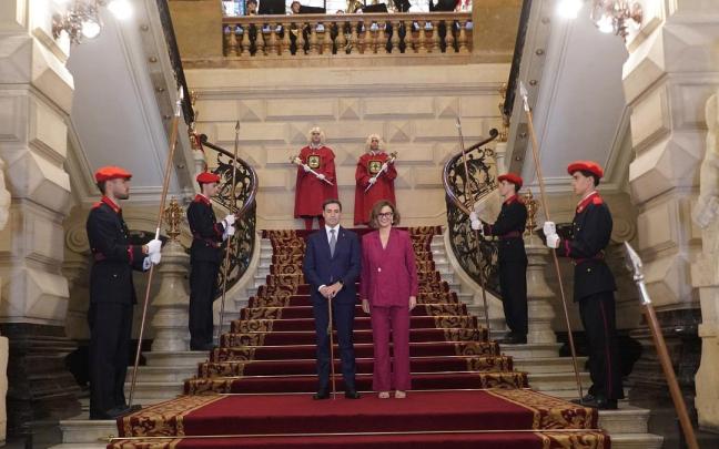 El lehendakari, Imanol Pradales, junto a Elixabete Etxanobe, diputada general de Bizkaia, minutos antes del inicio de la recepción de San Inazio en el Palacio Foral. Borja Guerrero