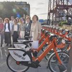 Presentación del servicio de alquiler de bicicletas BizkaiBizi junto al Puente Bizkaia