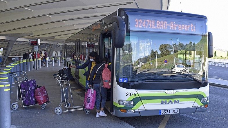 Bizkaibus habilita el pago del billete ocasional con tarjeta bancaria en la línea del Aeropuerto