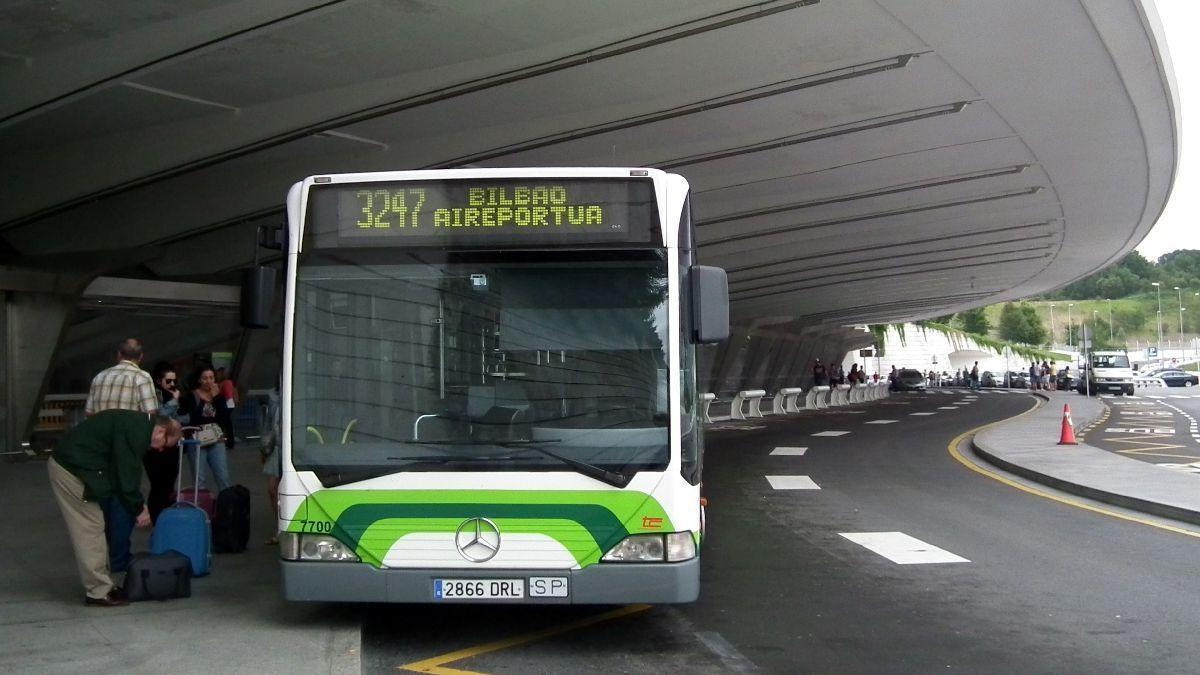 Imagen de un Bizkaibus estacionado en el aeropuerto de Loiu | Deia