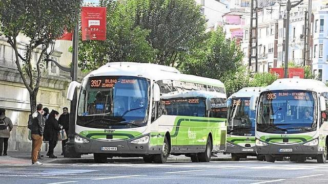 Varias unidades de Bizkaibus en Bilbao. Oskar González