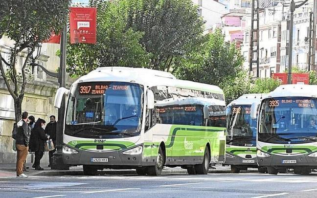 Varias unidades de Bizkaibus en Bilbao. Oskar González