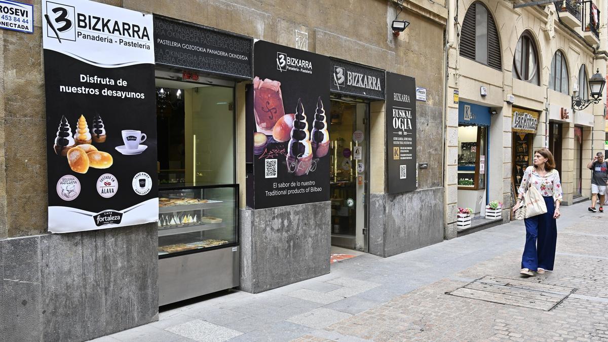Bizkarra cerrará todas sus panaderías el 30 de junio. En la imagen, el establecimiento de la calle La Cruz del Casco Viejo. Oskar González