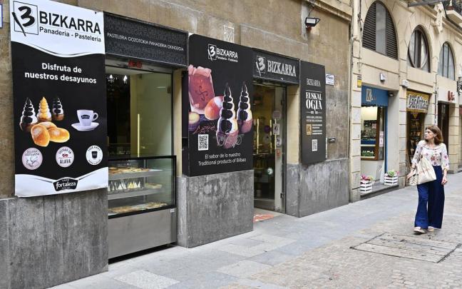 Bizkarra cerrará todas sus panaderías el 30 de junio. En la imagen, el establecimiento de la calle La Cruz del Casco Viejo. Oskar González