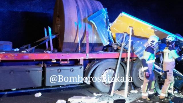 Uno de los 2 camiones accidentados en el Txorierri transportaba bobinas de metal | Bomberos Bizkaia