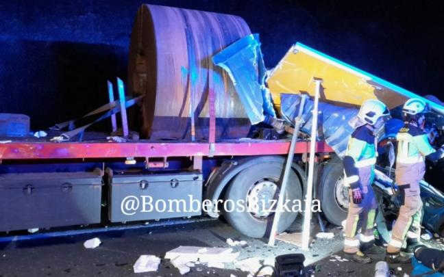 Uno de los 2 camiones accidentados en el Txorierri transportaba bobinas de metal | Bomberos Bizkaia