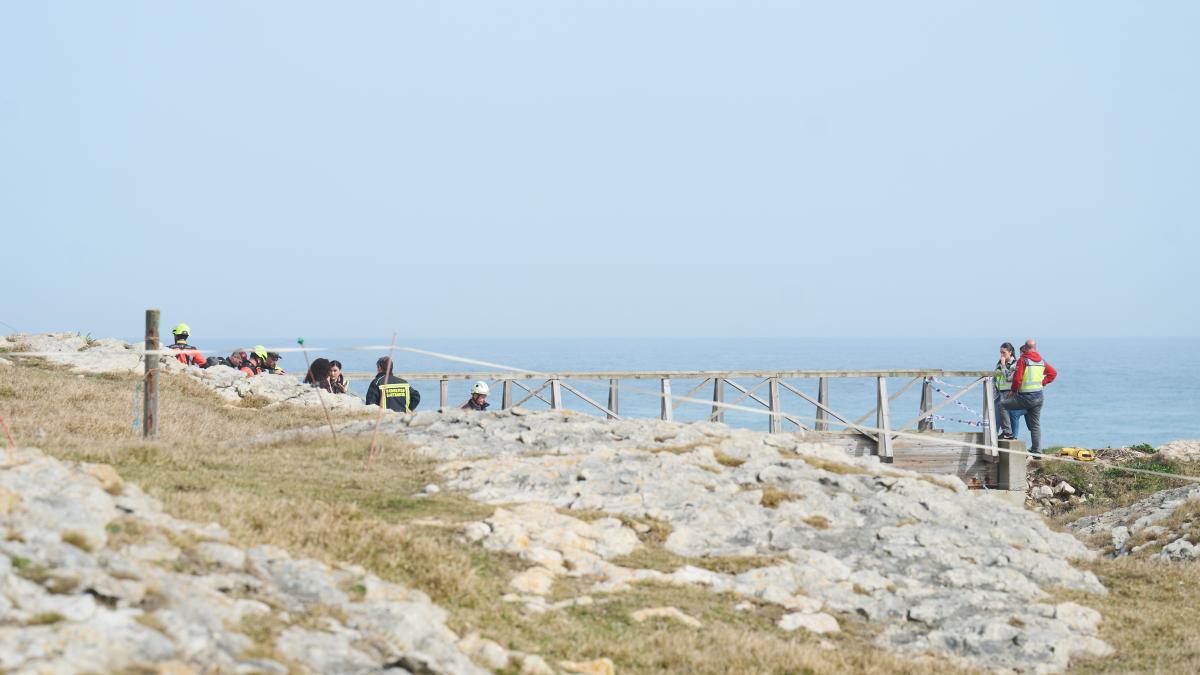 Los servicios de emergencia en el lugar donde se produjo el accidente. EP