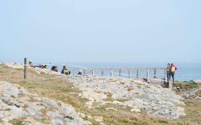 Los servicios de emergencia en el lugar donde se produjo el accidente. EP