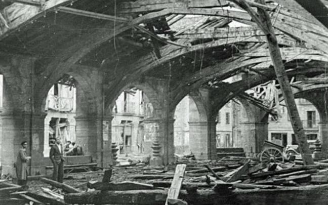 Pórtico de Santa María destruido por las bombas. / Sabino Arana Fundazioa