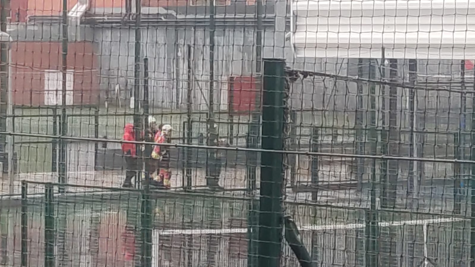 Bomberos de Bilbao supervisando las áreas afectadas de las pistal de pádel y tenis